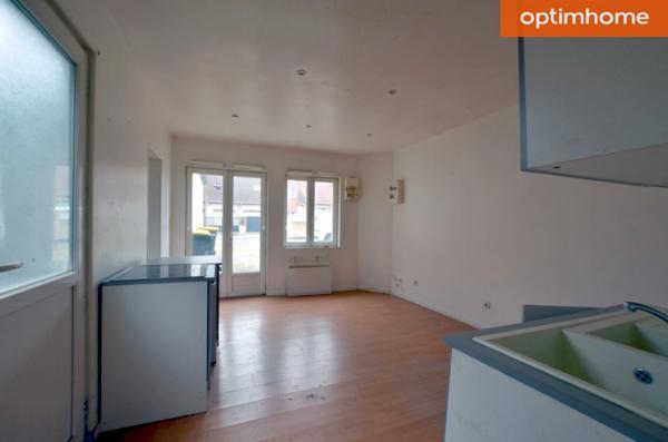 À découvrir à Lens, cet appartement T2 en rez-de-chaussée, idéal pour un premier achat, un investissement locatif ou un pied-à-terre.