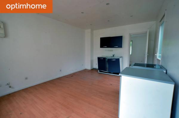 À découvrir à Lens, cet appartement T2 en rez-de-chaussée, idéal pour un premier achat, un investissement locatif ou un pied-à-terre.