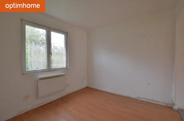 À découvrir à Lens, cet appartement T2 en rez-de-chaussée, idéal pour un premier achat, un investissement locatif ou un pied-à-terre.