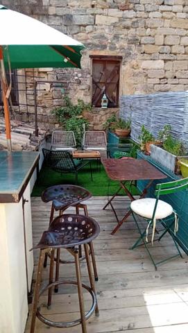 Cucuron, appartement T3 rénové avec terrasse et cave /atelier de 40m².