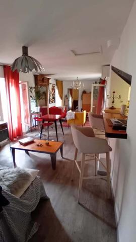 Cucuron, appartement T3 rénové avec terrasse et cave /atelier de 40m².