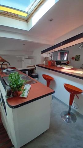 Cucuron, appartement T3 rénové avec terrasse et cave /atelier de 40m².