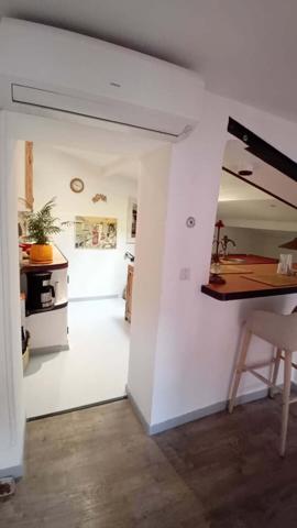 Cucuron, appartement T3 rénové avec terrasse et cave /atelier de 40m².