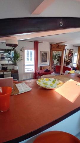 Cucuron, appartement T3 rénové avec terrasse et cave /atelier de 40m².