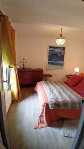 Cucuron, appartement T3 rénové avec terrasse et cave /atelier de 40m².