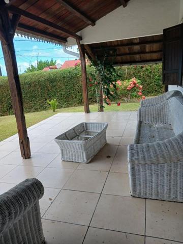 Belle villa familiale de 122 m² avec piscine sur terrain arboré  de 1230 m² à Saint-Benoît (97470)