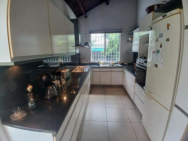 Belle villa familiale de 122 m² avec piscine sur terrain arboré  de 1230 m² à Saint-Benoît (97470)