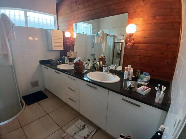 Belle villa familiale de 122 m² avec piscine sur terrain arboré  de 1230 m² à Saint-Benoît (97470)