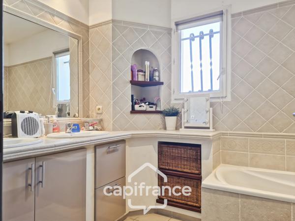 Maison à vendre 5 pièces 123m-ROQUEMAURE (30), piscine, sans vis-à-vis- terrain 900m²