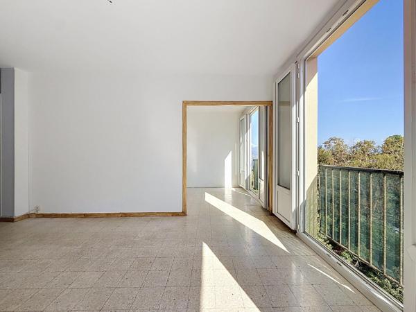 appartement à rénover - traversant dernier étage