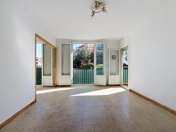 appartement à rénover - traversant dernier étage