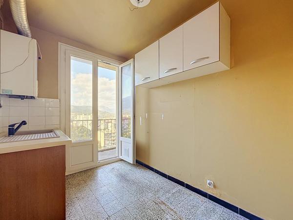 appartement à rénover - traversant dernier étage