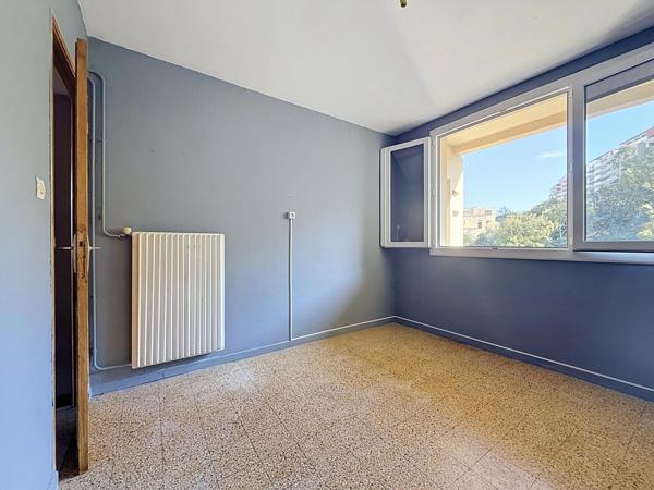 appartement à rénover - traversant dernier étage