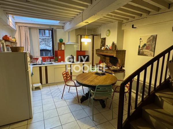 Maison à vendre d' environ 102 m², 3 pièces.
