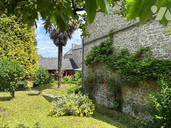 QUEVERT - DINAN : ensemble de 2 maisons avec jardin clos d'environ 721m²