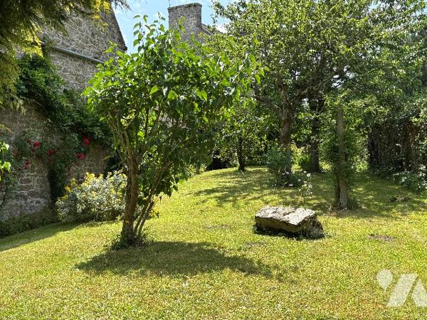 QUEVERT - DINAN : ensemble de 2 maisons avec jardin clos d'environ 721m²