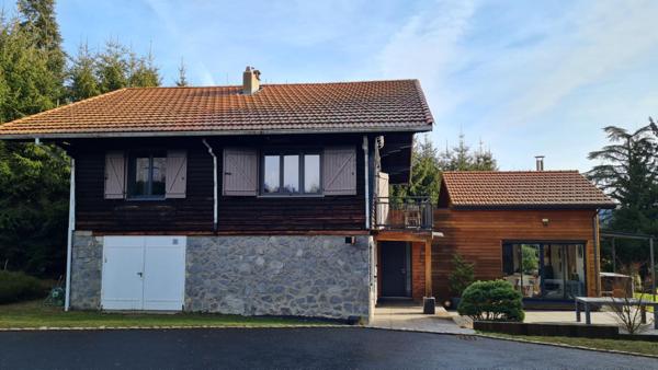 En exclusivité Saint Genest Malifaux 42660 maison type chalet exposé Sud entièrement rénové entre 2016 et 2017 plus extension de 2017  150m² habitables 3 chambres sur 1876m² de terrain