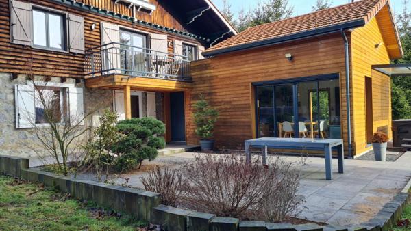 En exclusivité Saint Genest Malifaux 42660 maison type chalet exposé Sud entièrement rénové entre 2016 et 2017 plus extension de 2017  150m² habitables 3 chambres sur 1876m² de terrain