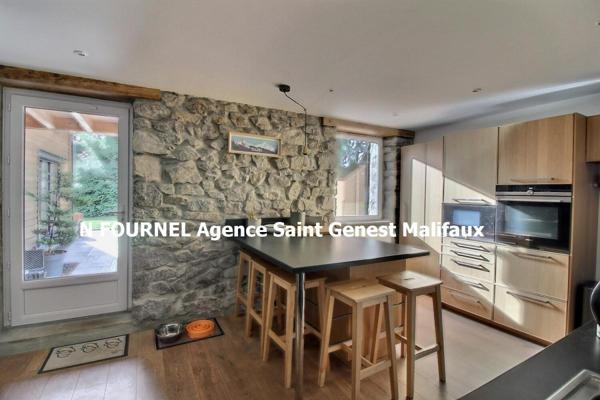 En exclusivité Saint Genest Malifaux 42660 maison type chalet exposé Sud entièrement rénové entre 2016 et 2017 plus extension de 2017  150m² habitables 3 chambres sur 1876m² de terrain