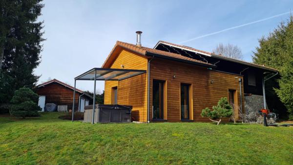 En exclusivité Saint Genest Malifaux 42660 maison type chalet exposé Sud entièrement rénové entre 2016 et 2017 plus extension de 2017  150m² habitables 3 chambres sur 1876m² de terrain