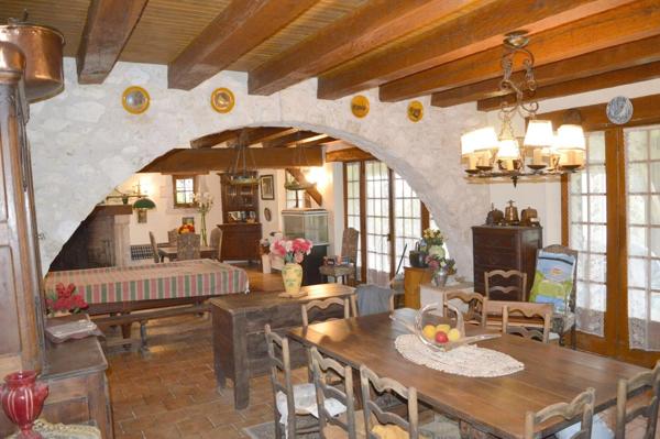 Sensation de liberté pour cette magnifique propriété, approprié pour gîte ou auberge.