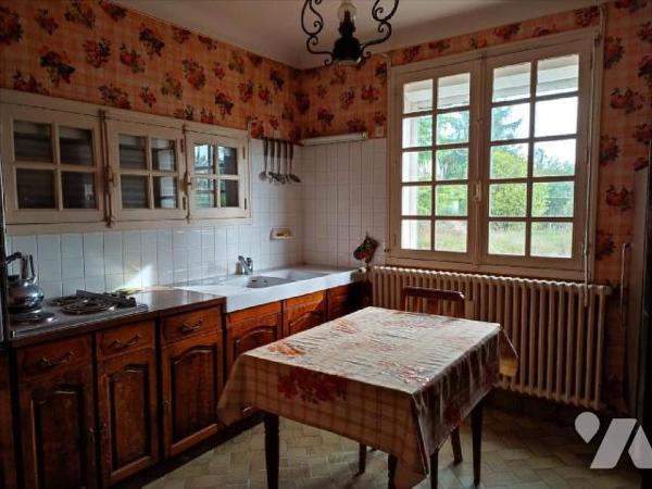  Proche centre bourg, commodités et services, pavillon de plain pied comprenant entrée, séjour,...