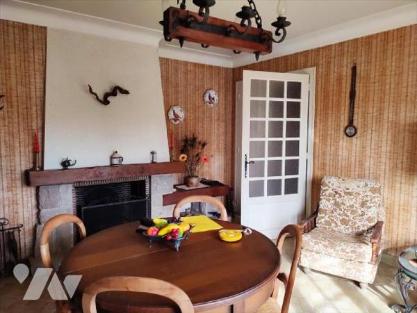  Proche centre bourg, commodités et services, pavillon de plain pied comprenant entrée, séjour,...