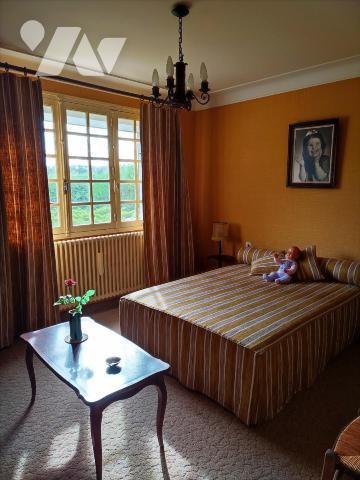  Proche centre bourg, commodités et services, pavillon de plain pied comprenant entrée, séjour,...