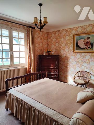  Proche centre bourg, commodités et services, pavillon de plain pied comprenant entrée, séjour,...