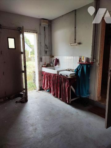  Proche centre bourg, commodités et services, pavillon de plain pied comprenant entrée, séjour,...