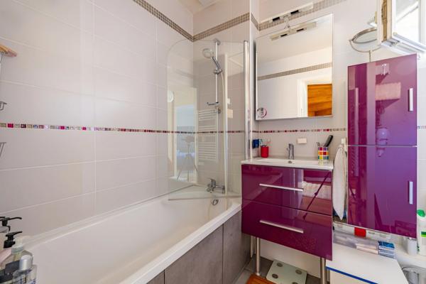 91360 - VILLEMOISSON-SUR-ORGE - MAISON - 100 M² - 5 PIÈCES - 4 CHAMBRES - JARDIN - TERRASSE - SERRE - IMPASSE - 2 PARKINGS - BOX - GARAGE 12 M² AVEC ÉTAGE AMÉNAGÉ - RER C - DPE C