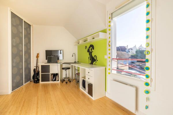 91360 - VILLEMOISSON-SUR-ORGE - MAISON - 100 M² - 5 PIÈCES - 4 CHAMBRES - JARDIN - TERRASSE - SERRE - IMPASSE - 2 PARKINGS - BOX - GARAGE 12 M² AVEC ÉTAGE AMÉNAGÉ - RER C - DPE C
