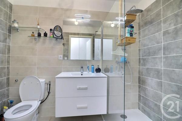 Appartement T4 à vendre  4 pièces - 104,33 m 2   FREJUS  - 83