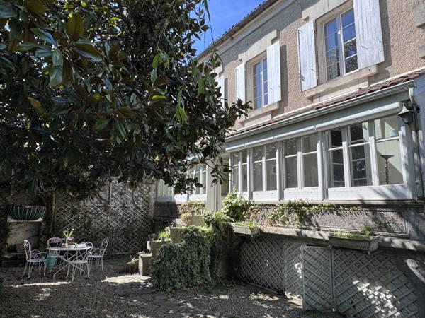 Charmante Maison de Ville avec Grand Jardin Privé
