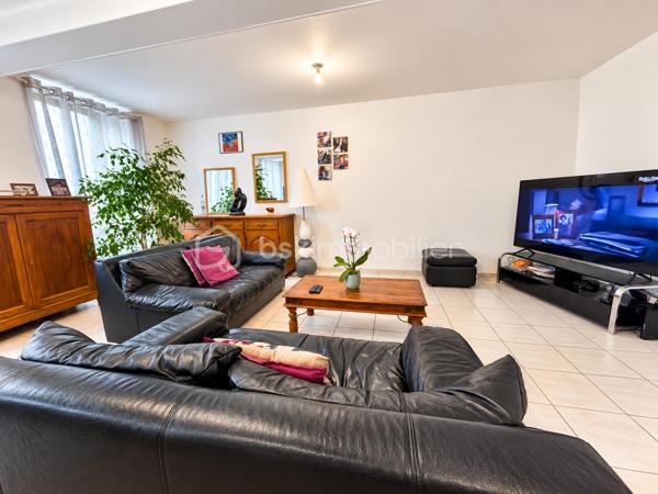 À Bagnères-de-Bigorre, découvrez cet appartement de type T3 développant 96 m² loi Carrez, situé au sein d’une petite copropriété de seulement quatre lots.

L’appartement propose une organisation fonctionnelle et de beaux volumes. La pièce de vie offre un espace agréable pour aménager un salon et une salle à manger. Elle se prolonge par une cuisine ouverte aménagée, permettant de conserver une atmosphère conviviale entre les différents espaces.

L’espace nuit comprend deux chambres, dont une suite parentale avec salle de douche, ainsi qu’un bureau pouvant convenir au télétravail, à une activité indépendante ou à une pièce d’appoint. L’appartement dispose également d’une salle de bain, offrant un confort appréciable pour une résidence principale ou un usage familial.

Une buanderie indépendante complète l’agencement et apporte un espace pratique pour le rangement, le lave-linge et l’organisation du quotidien.

Situé dans une copropriété intimiste de quatre lots seulement, le logement bénéficie actuellement de charges particulièrement raisonnables, d’environ 600 € par an. La copropriété est gérée par un syndic bénévole et aucun travaux n’est actuellement voté.

Le chauffage est assuré par une installation au gaz. Le logement bénéficie d’un DPE classé D, avec une consommation énergétique de 177 kWh/m²/an et des émissions de 38 kg de CO₂/m²/an. Le montant estimé des dépenses annuelles d’énergie pour un usage standard est compris entre 1 520 € et 2 120 €, selon les tarifs de référence du diagnostic.

Cet appartement conviendra aussi bien à une famille recherchant une résidence principale spacieuse qu’à un acquéreur souhaitant disposer d’un pied-à-terre à Bagnères-de-Bigorre ou d’un bien à exploiter en location.