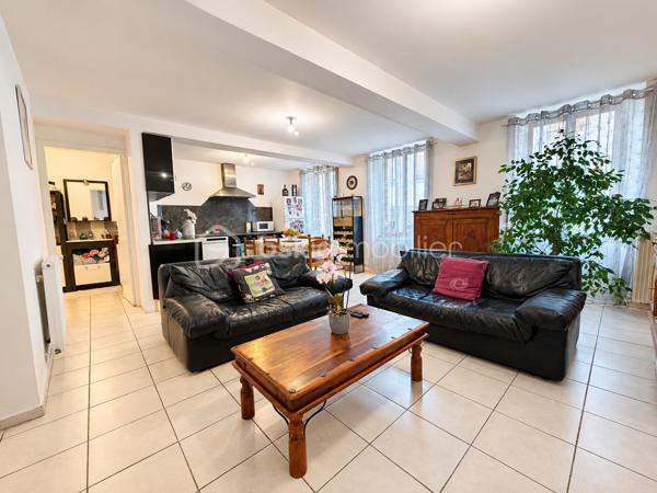 À Bagnères-de-Bigorre, découvrez cet appartement de type T3 développant 96 m² loi Carrez, situé au sein d’une petite copropriété de seulement quatre lots.

L’appartement propose une organisation fonctionnelle et de beaux volumes. La pièce de vie offre un espace agréable pour aménager un salon et une salle à manger. Elle se prolonge par une cuisine ouverte aménagée, permettant de conserver une atmosphère conviviale entre les différents espaces.

L’espace nuit comprend deux chambres, dont une suite parentale avec salle de douche, ainsi qu’un bureau pouvant convenir au télétravail, à une activité indépendante ou à une pièce d’appoint. L’appartement dispose également d’une salle de bain, offrant un confort appréciable pour une résidence principale ou un usage familial.

Une buanderie indépendante complète l’agencement et apporte un espace pratique pour le rangement, le lave-linge et l’organisation du quotidien.

Situé dans une copropriété intimiste de quatre lots seulement, le logement bénéficie actuellement de charges particulièrement raisonnables, d’environ 600 € par an. La copropriété est gérée par un syndic bénévole et aucun travaux n’est actuellement voté.

Le chauffage est assuré par une installation au gaz. Le logement bénéficie d’un DPE classé D, avec une consommation énergétique de 177 kWh/m²/an et des émissions de 38 kg de CO₂/m²/an. Le montant estimé des dépenses annuelles d’énergie pour un usage standard est compris entre 1 520 € et 2 120 €, selon les tarifs de référence du diagnostic.

Cet appartement conviendra aussi bien à une famille recherchant une résidence principale spacieuse qu’à un acquéreur souhaitant disposer d’un pied-à-terre à Bagnères-de-Bigorre ou d’un bien à exploiter en location.