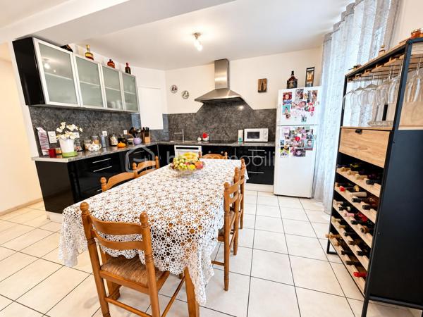 À Bagnères-de-Bigorre, découvrez cet appartement de type T3 développant 96 m² loi Carrez, situé au sein d’une petite copropriété de seulement quatre lots.

L’appartement propose une organisation fonctionnelle et de beaux volumes. La pièce de vie offre un espace agréable pour aménager un salon et une salle à manger. Elle se prolonge par une cuisine ouverte aménagée, permettant de conserver une atmosphère conviviale entre les différents espaces.

L’espace nuit comprend deux chambres, dont une suite parentale avec salle de douche, ainsi qu’un bureau pouvant convenir au télétravail, à une activité indépendante ou à une pièce d’appoint. L’appartement dispose également d’une salle de bain, offrant un confort appréciable pour une résidence principale ou un usage familial.

Une buanderie indépendante complète l’agencement et apporte un espace pratique pour le rangement, le lave-linge et l’organisation du quotidien.

Situé dans une copropriété intimiste de quatre lots seulement, le logement bénéficie actuellement de charges particulièrement raisonnables, d’environ 600 € par an. La copropriété est gérée par un syndic bénévole et aucun travaux n’est actuellement voté.

Le chauffage est assuré par une installation au gaz. Le logement bénéficie d’un DPE classé D, avec une consommation énergétique de 177 kWh/m²/an et des émissions de 38 kg de CO₂/m²/an. Le montant estimé des dépenses annuelles d’énergie pour un usage standard est compris entre 1 520 € et 2 120 €, selon les tarifs de référence du diagnostic.

Cet appartement conviendra aussi bien à une famille recherchant une résidence principale spacieuse qu’à un acquéreur souhaitant disposer d’un pied-à-terre à Bagnères-de-Bigorre ou d’un bien à exploiter en location.