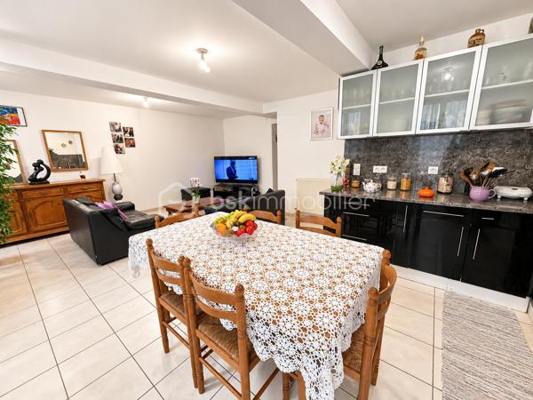 À Bagnères-de-Bigorre, découvrez cet appartement de type T3 développant 96 m² loi Carrez, situé au sein d’une petite copropriété de seulement quatre lots.

L’appartement propose une organisation fonctionnelle et de beaux volumes. La pièce de vie offre un espace agréable pour aménager un salon et une salle à manger. Elle se prolonge par une cuisine ouverte aménagée, permettant de conserver une atmosphère conviviale entre les différents espaces.

L’espace nuit comprend deux chambres, dont une suite parentale avec salle de douche, ainsi qu’un bureau pouvant convenir au télétravail, à une activité indépendante ou à une pièce d’appoint. L’appartement dispose également d’une salle de bain, offrant un confort appréciable pour une résidence principale ou un usage familial.

Une buanderie indépendante complète l’agencement et apporte un espace pratique pour le rangement, le lave-linge et l’organisation du quotidien.

Situé dans une copropriété intimiste de quatre lots seulement, le logement bénéficie actuellement de charges particulièrement raisonnables, d’environ 600 € par an. La copropriété est gérée par un syndic bénévole et aucun travaux n’est actuellement voté.

Le chauffage est assuré par une installation au gaz. Le logement bénéficie d’un DPE classé D, avec une consommation énergétique de 177 kWh/m²/an et des émissions de 38 kg de CO₂/m²/an. Le montant estimé des dépenses annuelles d’énergie pour un usage standard est compris entre 1 520 € et 2 120 €, selon les tarifs de référence du diagnostic.

Cet appartement conviendra aussi bien à une famille recherchant une résidence principale spacieuse qu’à un acquéreur souhaitant disposer d’un pied-à-terre à Bagnères-de-Bigorre ou d’un bien à exploiter en location.