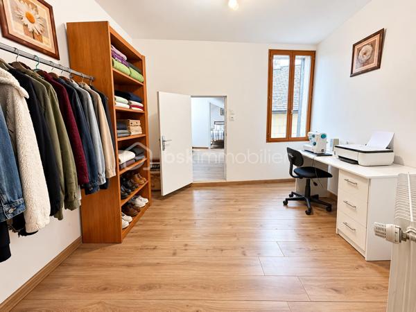 À Bagnères-de-Bigorre, découvrez cet appartement de type T3 développant 96 m² loi Carrez, situé au sein d’une petite copropriété de seulement quatre lots.

L’appartement propose une organisation fonctionnelle et de beaux volumes. La pièce de vie offre un espace agréable pour aménager un salon et une salle à manger. Elle se prolonge par une cuisine ouverte aménagée, permettant de conserver une atmosphère conviviale entre les différents espaces.

L’espace nuit comprend deux chambres, dont une suite parentale avec salle de douche, ainsi qu’un bureau pouvant convenir au télétravail, à une activité indépendante ou à une pièce d’appoint. L’appartement dispose également d’une salle de bain, offrant un confort appréciable pour une résidence principale ou un usage familial.

Une buanderie indépendante complète l’agencement et apporte un espace pratique pour le rangement, le lave-linge et l’organisation du quotidien.

Situé dans une copropriété intimiste de quatre lots seulement, le logement bénéficie actuellement de charges particulièrement raisonnables, d’environ 600 € par an. La copropriété est gérée par un syndic bénévole et aucun travaux n’est actuellement voté.

Le chauffage est assuré par une installation au gaz. Le logement bénéficie d’un DPE classé D, avec une consommation énergétique de 177 kWh/m²/an et des émissions de 38 kg de CO₂/m²/an. Le montant estimé des dépenses annuelles d’énergie pour un usage standard est compris entre 1 520 € et 2 120 €, selon les tarifs de référence du diagnostic.

Cet appartement conviendra aussi bien à une famille recherchant une résidence principale spacieuse qu’à un acquéreur souhaitant disposer d’un pied-à-terre à Bagnères-de-Bigorre ou d’un bien à exploiter en location.