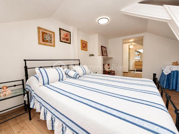 À Bagnères-de-Bigorre, découvrez cet appartement de type T3 développant 96 m² loi Carrez, situé au sein d’une petite copropriété de seulement quatre lots.

L’appartement propose une organisation fonctionnelle et de beaux volumes. La pièce de vie offre un espace agréable pour aménager un salon et une salle à manger. Elle se prolonge par une cuisine ouverte aménagée, permettant de conserver une atmosphère conviviale entre les différents espaces.

L’espace nuit comprend deux chambres, dont une suite parentale avec salle de douche, ainsi qu’un bureau pouvant convenir au télétravail, à une activité indépendante ou à une pièce d’appoint. L’appartement dispose également d’une salle de bain, offrant un confort appréciable pour une résidence principale ou un usage familial.

Une buanderie indépendante complète l’agencement et apporte un espace pratique pour le rangement, le lave-linge et l’organisation du quotidien.

Situé dans une copropriété intimiste de quatre lots seulement, le logement bénéficie actuellement de charges particulièrement raisonnables, d’environ 600 € par an. La copropriété est gérée par un syndic bénévole et aucun travaux n’est actuellement voté.

Le chauffage est assuré par une installation au gaz. Le logement bénéficie d’un DPE classé D, avec une consommation énergétique de 177 kWh/m²/an et des émissions de 38 kg de CO₂/m²/an. Le montant estimé des dépenses annuelles d’énergie pour un usage standard est compris entre 1 520 € et 2 120 €, selon les tarifs de référence du diagnostic.

Cet appartement conviendra aussi bien à une famille recherchant une résidence principale spacieuse qu’à un acquéreur souhaitant disposer d’un pied-à-terre à Bagnères-de-Bigorre ou d’un bien à exploiter en location.