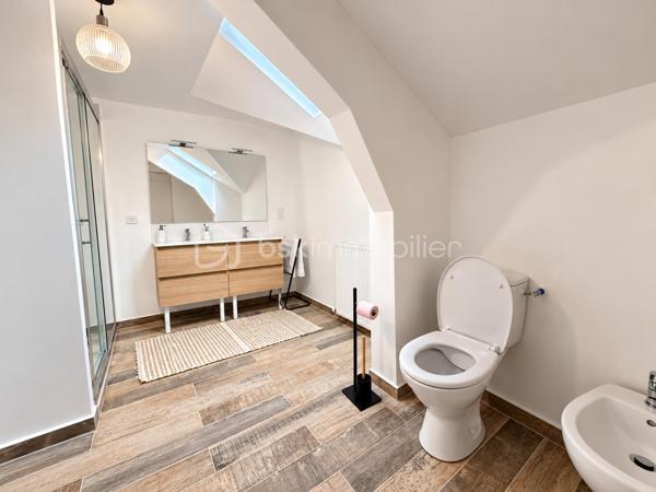 À Bagnères-de-Bigorre, découvrez cet appartement de type T3 développant 96 m² loi Carrez, situé au sein d’une petite copropriété de seulement quatre lots.

L’appartement propose une organisation fonctionnelle et de beaux volumes. La pièce de vie offre un espace agréable pour aménager un salon et une salle à manger. Elle se prolonge par une cuisine ouverte aménagée, permettant de conserver une atmosphère conviviale entre les différents espaces.

L’espace nuit comprend deux chambres, dont une suite parentale avec salle de douche, ainsi qu’un bureau pouvant convenir au télétravail, à une activité indépendante ou à une pièce d’appoint. L’appartement dispose également d’une salle de bain, offrant un confort appréciable pour une résidence principale ou un usage familial.

Une buanderie indépendante complète l’agencement et apporte un espace pratique pour le rangement, le lave-linge et l’organisation du quotidien.

Situé dans une copropriété intimiste de quatre lots seulement, le logement bénéficie actuellement de charges particulièrement raisonnables, d’environ 600 € par an. La copropriété est gérée par un syndic bénévole et aucun travaux n’est actuellement voté.

Le chauffage est assuré par une installation au gaz. Le logement bénéficie d’un DPE classé D, avec une consommation énergétique de 177 kWh/m²/an et des émissions de 38 kg de CO₂/m²/an. Le montant estimé des dépenses annuelles d’énergie pour un usage standard est compris entre 1 520 € et 2 120 €, selon les tarifs de référence du diagnostic.

Cet appartement conviendra aussi bien à une famille recherchant une résidence principale spacieuse qu’à un acquéreur souhaitant disposer d’un pied-à-terre à Bagnères-de-Bigorre ou d’un bien à exploiter en location.