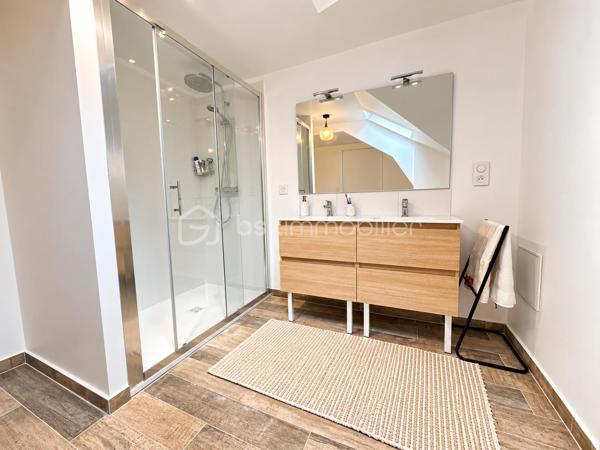 À Bagnères-de-Bigorre, découvrez cet appartement de type T3 développant 96 m² loi Carrez, situé au sein d’une petite copropriété de seulement quatre lots.

L’appartement propose une organisation fonctionnelle et de beaux volumes. La pièce de vie offre un espace agréable pour aménager un salon et une salle à manger. Elle se prolonge par une cuisine ouverte aménagée, permettant de conserver une atmosphère conviviale entre les différents espaces.

L’espace nuit comprend deux chambres, dont une suite parentale avec salle de douche, ainsi qu’un bureau pouvant convenir au télétravail, à une activité indépendante ou à une pièce d’appoint. L’appartement dispose également d’une salle de bain, offrant un confort appréciable pour une résidence principale ou un usage familial.

Une buanderie indépendante complète l’agencement et apporte un espace pratique pour le rangement, le lave-linge et l’organisation du quotidien.

Situé dans une copropriété intimiste de quatre lots seulement, le logement bénéficie actuellement de charges particulièrement raisonnables, d’environ 600 € par an. La copropriété est gérée par un syndic bénévole et aucun travaux n’est actuellement voté.

Le chauffage est assuré par une installation au gaz. Le logement bénéficie d’un DPE classé D, avec une consommation énergétique de 177 kWh/m²/an et des émissions de 38 kg de CO₂/m²/an. Le montant estimé des dépenses annuelles d’énergie pour un usage standard est compris entre 1 520 € et 2 120 €, selon les tarifs de référence du diagnostic.

Cet appartement conviendra aussi bien à une famille recherchant une résidence principale spacieuse qu’à un acquéreur souhaitant disposer d’un pied-à-terre à Bagnères-de-Bigorre ou d’un bien à exploiter en location.