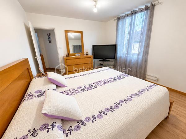 À Bagnères-de-Bigorre, découvrez cet appartement de type T3 développant 96 m² loi Carrez, situé au sein d’une petite copropriété de seulement quatre lots.

L’appartement propose une organisation fonctionnelle et de beaux volumes. La pièce de vie offre un espace agréable pour aménager un salon et une salle à manger. Elle se prolonge par une cuisine ouverte aménagée, permettant de conserver une atmosphère conviviale entre les différents espaces.

L’espace nuit comprend deux chambres, dont une suite parentale avec salle de douche, ainsi qu’un bureau pouvant convenir au télétravail, à une activité indépendante ou à une pièce d’appoint. L’appartement dispose également d’une salle de bain, offrant un confort appréciable pour une résidence principale ou un usage familial.

Une buanderie indépendante complète l’agencement et apporte un espace pratique pour le rangement, le lave-linge et l’organisation du quotidien.

Situé dans une copropriété intimiste de quatre lots seulement, le logement bénéficie actuellement de charges particulièrement raisonnables, d’environ 600 € par an. La copropriété est gérée par un syndic bénévole et aucun travaux n’est actuellement voté.

Le chauffage est assuré par une installation au gaz. Le logement bénéficie d’un DPE classé D, avec une consommation énergétique de 177 kWh/m²/an et des émissions de 38 kg de CO₂/m²/an. Le montant estimé des dépenses annuelles d’énergie pour un usage standard est compris entre 1 520 € et 2 120 €, selon les tarifs de référence du diagnostic.

Cet appartement conviendra aussi bien à une famille recherchant une résidence principale spacieuse qu’à un acquéreur souhaitant disposer d’un pied-à-terre à Bagnères-de-Bigorre ou d’un bien à exploiter en location.