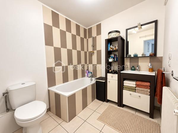 À Bagnères-de-Bigorre, découvrez cet appartement de type T3 développant 96 m² loi Carrez, situé au sein d’une petite copropriété de seulement quatre lots.

L’appartement propose une organisation fonctionnelle et de beaux volumes. La pièce de vie offre un espace agréable pour aménager un salon et une salle à manger. Elle se prolonge par une cuisine ouverte aménagée, permettant de conserver une atmosphère conviviale entre les différents espaces.

L’espace nuit comprend deux chambres, dont une suite parentale avec salle de douche, ainsi qu’un bureau pouvant convenir au télétravail, à une activité indépendante ou à une pièce d’appoint. L’appartement dispose également d’une salle de bain, offrant un confort appréciable pour une résidence principale ou un usage familial.

Une buanderie indépendante complète l’agencement et apporte un espace pratique pour le rangement, le lave-linge et l’organisation du quotidien.

Situé dans une copropriété intimiste de quatre lots seulement, le logement bénéficie actuellement de charges particulièrement raisonnables, d’environ 600 € par an. La copropriété est gérée par un syndic bénévole et aucun travaux n’est actuellement voté.

Le chauffage est assuré par une installation au gaz. Le logement bénéficie d’un DPE classé D, avec une consommation énergétique de 177 kWh/m²/an et des émissions de 38 kg de CO₂/m²/an. Le montant estimé des dépenses annuelles d’énergie pour un usage standard est compris entre 1 520 € et 2 120 €, selon les tarifs de référence du diagnostic.

Cet appartement conviendra aussi bien à une famille recherchant une résidence principale spacieuse qu’à un acquéreur souhaitant disposer d’un pied-à-terre à Bagnères-de-Bigorre ou d’un bien à exploiter en location.