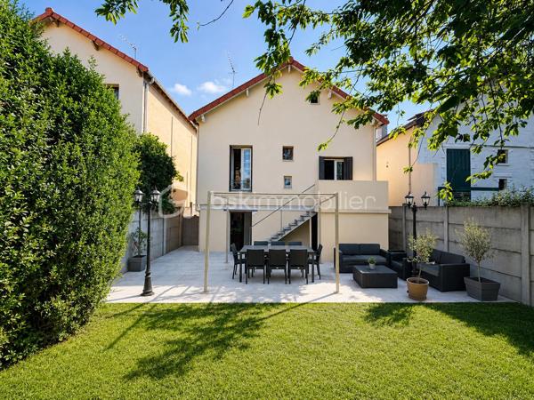 🏡 COUP DE CŒUR À AULNAY-SOUS-BOIS – MAISON INDIVIDUELLE 3 CHAMBRES – GARAGE – JARDIN – GRANDE TERRASSE – À MOINS DE 10 MINUTES À PIED DE LA GARE

RARE SUR LE SECTEUR !

Située dans l'un des quartiers pavillonnaires les plus recherchés d'Aulnay-sous-Bois, à proximité immédiate du canal de l'Ourcq et à moins de 10 minutes à pied de la gare, cette charmante maison individuelle réunit tous les critères recherchés par les familles en quête d'un environnement calme, verdoyant et pratique au quotidien.

Édifiée sur une parcelle de 309 m², cette maison élevée sur trois niveaux développe environ 89 m² habitables et offre une distribution fonctionnelle ainsi qu'un cadre de vie particulièrement agréable.

Dès l'entrée, vous découvrirez un séjour traversant, baigné de lumière naturelle grâce à sa double exposition, créant un espace de vie chaleureux et convivial. La cuisine entièrement équipée, pratique et fonctionnelle, complète parfaitement cet espace de vie.

L'espace nuit se compose de trois chambres, d'une salle de bains et de deux WC, offrant un confort idéal pour une vie de famille.

Le sous-sol constitue un véritable atout avec son garage, sa pièce de stockage et son espace buanderie, apportant de nombreux espaces de rangement. Une place de stationnement extérieure complète les prestations de cette maison.

À l'extérieur, un jardin avant et arriière avec sa grande terrasse de 47m2 vous offrira un espace de vie extérieur privilégié, parfait pour recevoir, partager des moments conviviaux et profiter pleinement des beaux jours.

Côté prestations, cette maison bénéficie d'une isolation thermique par l'extérieur récemment réalisée, du double vitrage sur l'ensemble des ouvertures, de la fibre optique, d'un chauffage au gaz et affiche une excellente performance énergétique avec un DPE classé D (146 kWh/m²/an) et un GES D (31 kg CO₂/m²/an), gages de confort et de maîtrise des consommations.

Son emplacement constitue un véritable atout : école primaire à seulement 3 minutes à pied, collège à moins de 10 minutes, gare accessible rapidement, commerces, transports et promenades le long du canal de l'Ourcq... Tout est réuni pour offrir une qualité de vie recherchée.

Les points forts
Maison individuelle
Quartier pavillonnaire très recherché
Gare à moins de 10 minutes à pied
Canal de l'Ourcq à proximité
Terrain de 309 m²
Environ 89 m² habitables
3 chambres
Séjour traversant et lumineux
Cuisine équipée
Grande terrasse
Jardin
Sous-sol avec garage
Pièce de stockage
Espace buanderie
Stationnement extérieur
Double vitrage
Fibre optique
Isolation thermique par l'extérieur récente
Chauffage au gaz
DPE : D (146)
GES : D (31)
Taxe foncière : 890 €
Prix de vente : 338 000 €

Une maison réunissant autant d'atouts dans ce secteur est une opportunité rare.

Ne laissez pas passer cette belle opportunité. Contactez-moi dès aujourd'hui pour organiser une visite et découvrir tout le potentiel de cette maison.

Julien Monteleone
Manager BSK Immobilier
07 71 32 69 50