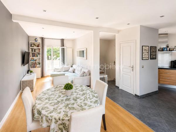 🏡 COUP DE CŒUR À AULNAY-SOUS-BOIS – MAISON INDIVIDUELLE 3 CHAMBRES – GARAGE – JARDIN – GRANDE TERRASSE – À MOINS DE 10 MINUTES À PIED DE LA GARE

RARE SUR LE SECTEUR !

Située dans l'un des quartiers pavillonnaires les plus recherchés d'Aulnay-sous-Bois, à proximité immédiate du canal de l'Ourcq et à moins de 10 minutes à pied de la gare, cette charmante maison individuelle réunit tous les critères recherchés par les familles en quête d'un environnement calme, verdoyant et pratique au quotidien.

Édifiée sur une parcelle de 309 m², cette maison élevée sur trois niveaux développe environ 89 m² habitables et offre une distribution fonctionnelle ainsi qu'un cadre de vie particulièrement agréable.

Dès l'entrée, vous découvrirez un séjour traversant, baigné de lumière naturelle grâce à sa double exposition, créant un espace de vie chaleureux et convivial. La cuisine entièrement équipée, pratique et fonctionnelle, complète parfaitement cet espace de vie.

L'espace nuit se compose de trois chambres, d'une salle de bains et de deux WC, offrant un confort idéal pour une vie de famille.

Le sous-sol constitue un véritable atout avec son garage, sa pièce de stockage et son espace buanderie, apportant de nombreux espaces de rangement. Une place de stationnement extérieure complète les prestations de cette maison.

À l'extérieur, un jardin avant et arriière avec sa grande terrasse de 47m2 vous offrira un espace de vie extérieur privilégié, parfait pour recevoir, partager des moments conviviaux et profiter pleinement des beaux jours.

Côté prestations, cette maison bénéficie d'une isolation thermique par l'extérieur récemment réalisée, du double vitrage sur l'ensemble des ouvertures, de la fibre optique, d'un chauffage au gaz et affiche une excellente performance énergétique avec un DPE classé D (146 kWh/m²/an) et un GES D (31 kg CO₂/m²/an), gages de confort et de maîtrise des consommations.

Son emplacement constitue un véritable atout : école primaire à seulement 3 minutes à pied, collège à moins de 10 minutes, gare accessible rapidement, commerces, transports et promenades le long du canal de l'Ourcq... Tout est réuni pour offrir une qualité de vie recherchée.

Les points forts
Maison individuelle
Quartier pavillonnaire très recherché
Gare à moins de 10 minutes à pied
Canal de l'Ourcq à proximité
Terrain de 309 m²
Environ 89 m² habitables
3 chambres
Séjour traversant et lumineux
Cuisine équipée
Grande terrasse
Jardin
Sous-sol avec garage
Pièce de stockage
Espace buanderie
Stationnement extérieur
Double vitrage
Fibre optique
Isolation thermique par l'extérieur récente
Chauffage au gaz
DPE : D (146)
GES : D (31)
Taxe foncière : 890 €
Prix de vente : 338 000 €

Une maison réunissant autant d'atouts dans ce secteur est une opportunité rare.

Ne laissez pas passer cette belle opportunité. Contactez-moi dès aujourd'hui pour organiser une visite et découvrir tout le potentiel de cette maison.

Julien Monteleone
Manager BSK Immobilier
07 71 32 69 50