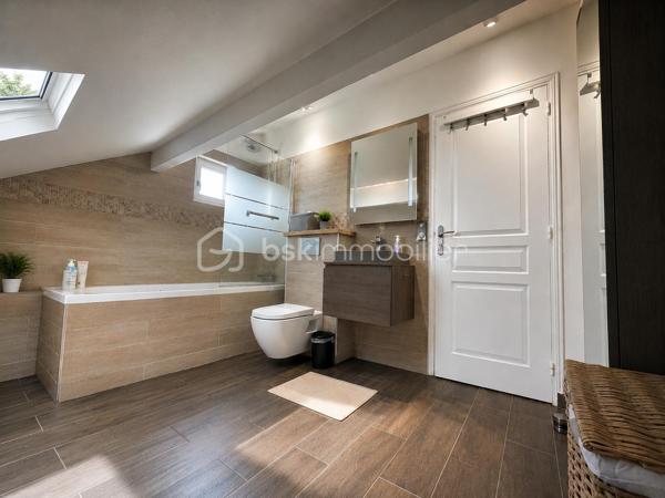 🏡 COUP DE CŒUR À AULNAY-SOUS-BOIS – MAISON INDIVIDUELLE 3 CHAMBRES – GARAGE – JARDIN – GRANDE TERRASSE – À MOINS DE 10 MINUTES À PIED DE LA GARE

RARE SUR LE SECTEUR !

Située dans l'un des quartiers pavillonnaires les plus recherchés d'Aulnay-sous-Bois, à proximité immédiate du canal de l'Ourcq et à moins de 10 minutes à pied de la gare, cette charmante maison individuelle réunit tous les critères recherchés par les familles en quête d'un environnement calme, verdoyant et pratique au quotidien.

Édifiée sur une parcelle de 309 m², cette maison élevée sur trois niveaux développe environ 89 m² habitables et offre une distribution fonctionnelle ainsi qu'un cadre de vie particulièrement agréable.

Dès l'entrée, vous découvrirez un séjour traversant, baigné de lumière naturelle grâce à sa double exposition, créant un espace de vie chaleureux et convivial. La cuisine entièrement équipée, pratique et fonctionnelle, complète parfaitement cet espace de vie.

L'espace nuit se compose de trois chambres, d'une salle de bains et de deux WC, offrant un confort idéal pour une vie de famille.

Le sous-sol constitue un véritable atout avec son garage, sa pièce de stockage et son espace buanderie, apportant de nombreux espaces de rangement. Une place de stationnement extérieure complète les prestations de cette maison.

À l'extérieur, un jardin avant et arriière avec sa grande terrasse de 47m2 vous offrira un espace de vie extérieur privilégié, parfait pour recevoir, partager des moments conviviaux et profiter pleinement des beaux jours.

Côté prestations, cette maison bénéficie d'une isolation thermique par l'extérieur récemment réalisée, du double vitrage sur l'ensemble des ouvertures, de la fibre optique, d'un chauffage au gaz et affiche une excellente performance énergétique avec un DPE classé D (146 kWh/m²/an) et un GES D (31 kg CO₂/m²/an), gages de confort et de maîtrise des consommations.

Son emplacement constitue un véritable atout : école primaire à seulement 3 minutes à pied, collège à moins de 10 minutes, gare accessible rapidement, commerces, transports et promenades le long du canal de l'Ourcq... Tout est réuni pour offrir une qualité de vie recherchée.

Les points forts
Maison individuelle
Quartier pavillonnaire très recherché
Gare à moins de 10 minutes à pied
Canal de l'Ourcq à proximité
Terrain de 309 m²
Environ 89 m² habitables
3 chambres
Séjour traversant et lumineux
Cuisine équipée
Grande terrasse
Jardin
Sous-sol avec garage
Pièce de stockage
Espace buanderie
Stationnement extérieur
Double vitrage
Fibre optique
Isolation thermique par l'extérieur récente
Chauffage au gaz
DPE : D (146)
GES : D (31)
Taxe foncière : 890 €
Prix de vente : 338 000 €

Une maison réunissant autant d'atouts dans ce secteur est une opportunité rare.

Ne laissez pas passer cette belle opportunité. Contactez-moi dès aujourd'hui pour organiser une visite et découvrir tout le potentiel de cette maison.

Julien Monteleone
Manager BSK Immobilier
07 71 32 69 50