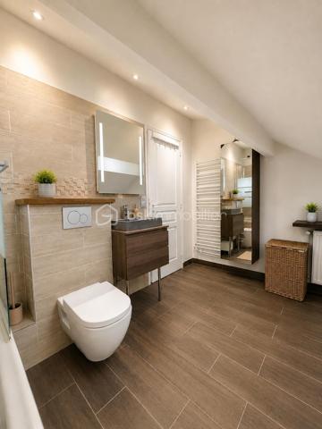 🏡 COUP DE CŒUR À AULNAY-SOUS-BOIS – MAISON INDIVIDUELLE 3 CHAMBRES – GARAGE – JARDIN – GRANDE TERRASSE – À MOINS DE 10 MINUTES À PIED DE LA GARE

RARE SUR LE SECTEUR !

Située dans l'un des quartiers pavillonnaires les plus recherchés d'Aulnay-sous-Bois, à proximité immédiate du canal de l'Ourcq et à moins de 10 minutes à pied de la gare, cette charmante maison individuelle réunit tous les critères recherchés par les familles en quête d'un environnement calme, verdoyant et pratique au quotidien.

Édifiée sur une parcelle de 309 m², cette maison élevée sur trois niveaux développe environ 89 m² habitables et offre une distribution fonctionnelle ainsi qu'un cadre de vie particulièrement agréable.

Dès l'entrée, vous découvrirez un séjour traversant, baigné de lumière naturelle grâce à sa double exposition, créant un espace de vie chaleureux et convivial. La cuisine entièrement équipée, pratique et fonctionnelle, complète parfaitement cet espace de vie.

L'espace nuit se compose de trois chambres, d'une salle de bains et de deux WC, offrant un confort idéal pour une vie de famille.

Le sous-sol constitue un véritable atout avec son garage, sa pièce de stockage et son espace buanderie, apportant de nombreux espaces de rangement. Une place de stationnement extérieure complète les prestations de cette maison.

À l'extérieur, un jardin avant et arriière avec sa grande terrasse de 47m2 vous offrira un espace de vie extérieur privilégié, parfait pour recevoir, partager des moments conviviaux et profiter pleinement des beaux jours.

Côté prestations, cette maison bénéficie d'une isolation thermique par l'extérieur récemment réalisée, du double vitrage sur l'ensemble des ouvertures, de la fibre optique, d'un chauffage au gaz et affiche une excellente performance énergétique avec un DPE classé D (146 kWh/m²/an) et un GES D (31 kg CO₂/m²/an), gages de confort et de maîtrise des consommations.

Son emplacement constitue un véritable atout : école primaire à seulement 3 minutes à pied, collège à moins de 10 minutes, gare accessible rapidement, commerces, transports et promenades le long du canal de l'Ourcq... Tout est réuni pour offrir une qualité de vie recherchée.

Les points forts
Maison individuelle
Quartier pavillonnaire très recherché
Gare à moins de 10 minutes à pied
Canal de l'Ourcq à proximité
Terrain de 309 m²
Environ 89 m² habitables
3 chambres
Séjour traversant et lumineux
Cuisine équipée
Grande terrasse
Jardin
Sous-sol avec garage
Pièce de stockage
Espace buanderie
Stationnement extérieur
Double vitrage
Fibre optique
Isolation thermique par l'extérieur récente
Chauffage au gaz
DPE : D (146)
GES : D (31)
Taxe foncière : 890 €
Prix de vente : 338 000 €

Une maison réunissant autant d'atouts dans ce secteur est une opportunité rare.

Ne laissez pas passer cette belle opportunité. Contactez-moi dès aujourd'hui pour organiser une visite et découvrir tout le potentiel de cette maison.

Julien Monteleone
Manager BSK Immobilier
07 71 32 69 50