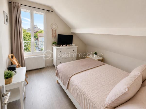 🏡 COUP DE CŒUR À AULNAY-SOUS-BOIS – MAISON INDIVIDUELLE 3 CHAMBRES – GARAGE – JARDIN – GRANDE TERRASSE – À MOINS DE 10 MINUTES À PIED DE LA GARE

RARE SUR LE SECTEUR !

Située dans l'un des quartiers pavillonnaires les plus recherchés d'Aulnay-sous-Bois, à proximité immédiate du canal de l'Ourcq et à moins de 10 minutes à pied de la gare, cette charmante maison individuelle réunit tous les critères recherchés par les familles en quête d'un environnement calme, verdoyant et pratique au quotidien.

Édifiée sur une parcelle de 309 m², cette maison élevée sur trois niveaux développe environ 89 m² habitables et offre une distribution fonctionnelle ainsi qu'un cadre de vie particulièrement agréable.

Dès l'entrée, vous découvrirez un séjour traversant, baigné de lumière naturelle grâce à sa double exposition, créant un espace de vie chaleureux et convivial. La cuisine entièrement équipée, pratique et fonctionnelle, complète parfaitement cet espace de vie.

L'espace nuit se compose de trois chambres, d'une salle de bains et de deux WC, offrant un confort idéal pour une vie de famille.

Le sous-sol constitue un véritable atout avec son garage, sa pièce de stockage et son espace buanderie, apportant de nombreux espaces de rangement. Une place de stationnement extérieure complète les prestations de cette maison.

À l'extérieur, un jardin avant et arriière avec sa grande terrasse de 47m2 vous offrira un espace de vie extérieur privilégié, parfait pour recevoir, partager des moments conviviaux et profiter pleinement des beaux jours.

Côté prestations, cette maison bénéficie d'une isolation thermique par l'extérieur récemment réalisée, du double vitrage sur l'ensemble des ouvertures, de la fibre optique, d'un chauffage au gaz et affiche une excellente performance énergétique avec un DPE classé D (146 kWh/m²/an) et un GES D (31 kg CO₂/m²/an), gages de confort et de maîtrise des consommations.

Son emplacement constitue un véritable atout : école primaire à seulement 3 minutes à pied, collège à moins de 10 minutes, gare accessible rapidement, commerces, transports et promenades le long du canal de l'Ourcq... Tout est réuni pour offrir une qualité de vie recherchée.

Les points forts
Maison individuelle
Quartier pavillonnaire très recherché
Gare à moins de 10 minutes à pied
Canal de l'Ourcq à proximité
Terrain de 309 m²
Environ 89 m² habitables
3 chambres
Séjour traversant et lumineux
Cuisine équipée
Grande terrasse
Jardin
Sous-sol avec garage
Pièce de stockage
Espace buanderie
Stationnement extérieur
Double vitrage
Fibre optique
Isolation thermique par l'extérieur récente
Chauffage au gaz
DPE : D (146)
GES : D (31)
Taxe foncière : 890 €
Prix de vente : 338 000 €

Une maison réunissant autant d'atouts dans ce secteur est une opportunité rare.

Ne laissez pas passer cette belle opportunité. Contactez-moi dès aujourd'hui pour organiser une visite et découvrir tout le potentiel de cette maison.

Julien Monteleone
Manager BSK Immobilier
07 71 32 69 50