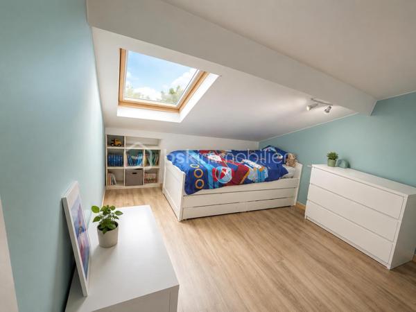 🏡 COUP DE CŒUR À AULNAY-SOUS-BOIS – MAISON INDIVIDUELLE 3 CHAMBRES – GARAGE – JARDIN – GRANDE TERRASSE – À MOINS DE 10 MINUTES À PIED DE LA GARE

RARE SUR LE SECTEUR !

Située dans l'un des quartiers pavillonnaires les plus recherchés d'Aulnay-sous-Bois, à proximité immédiate du canal de l'Ourcq et à moins de 10 minutes à pied de la gare, cette charmante maison individuelle réunit tous les critères recherchés par les familles en quête d'un environnement calme, verdoyant et pratique au quotidien.

Édifiée sur une parcelle de 309 m², cette maison élevée sur trois niveaux développe environ 89 m² habitables et offre une distribution fonctionnelle ainsi qu'un cadre de vie particulièrement agréable.

Dès l'entrée, vous découvrirez un séjour traversant, baigné de lumière naturelle grâce à sa double exposition, créant un espace de vie chaleureux et convivial. La cuisine entièrement équipée, pratique et fonctionnelle, complète parfaitement cet espace de vie.

L'espace nuit se compose de trois chambres, d'une salle de bains et de deux WC, offrant un confort idéal pour une vie de famille.

Le sous-sol constitue un véritable atout avec son garage, sa pièce de stockage et son espace buanderie, apportant de nombreux espaces de rangement. Une place de stationnement extérieure complète les prestations de cette maison.

À l'extérieur, un jardin avant et arriière avec sa grande terrasse de 47m2 vous offrira un espace de vie extérieur privilégié, parfait pour recevoir, partager des moments conviviaux et profiter pleinement des beaux jours.

Côté prestations, cette maison bénéficie d'une isolation thermique par l'extérieur récemment réalisée, du double vitrage sur l'ensemble des ouvertures, de la fibre optique, d'un chauffage au gaz et affiche une excellente performance énergétique avec un DPE classé D (146 kWh/m²/an) et un GES D (31 kg CO₂/m²/an), gages de confort et de maîtrise des consommations.

Son emplacement constitue un véritable atout : école primaire à seulement 3 minutes à pied, collège à moins de 10 minutes, gare accessible rapidement, commerces, transports et promenades le long du canal de l'Ourcq... Tout est réuni pour offrir une qualité de vie recherchée.

Les points forts
Maison individuelle
Quartier pavillonnaire très recherché
Gare à moins de 10 minutes à pied
Canal de l'Ourcq à proximité
Terrain de 309 m²
Environ 89 m² habitables
3 chambres
Séjour traversant et lumineux
Cuisine équipée
Grande terrasse
Jardin
Sous-sol avec garage
Pièce de stockage
Espace buanderie
Stationnement extérieur
Double vitrage
Fibre optique
Isolation thermique par l'extérieur récente
Chauffage au gaz
DPE : D (146)
GES : D (31)
Taxe foncière : 890 €
Prix de vente : 338 000 €

Une maison réunissant autant d'atouts dans ce secteur est une opportunité rare.

Ne laissez pas passer cette belle opportunité. Contactez-moi dès aujourd'hui pour organiser une visite et découvrir tout le potentiel de cette maison.

Julien Monteleone
Manager BSK Immobilier
07 71 32 69 50